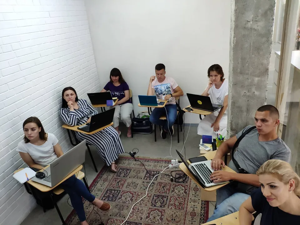 Учні працюють за ноутбуками на занятті